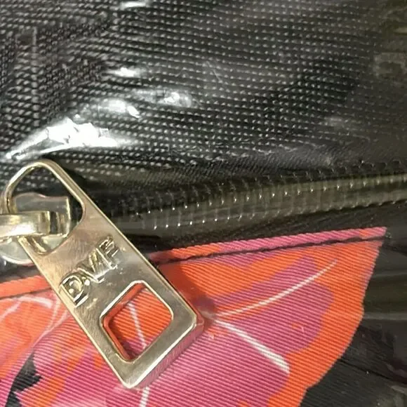 DVF Geranium Leaf 🍃 WeekenderBag 💼 Get AWAY🏃‍♀️in Style! Zip outside pocket - Picture 15 of 17